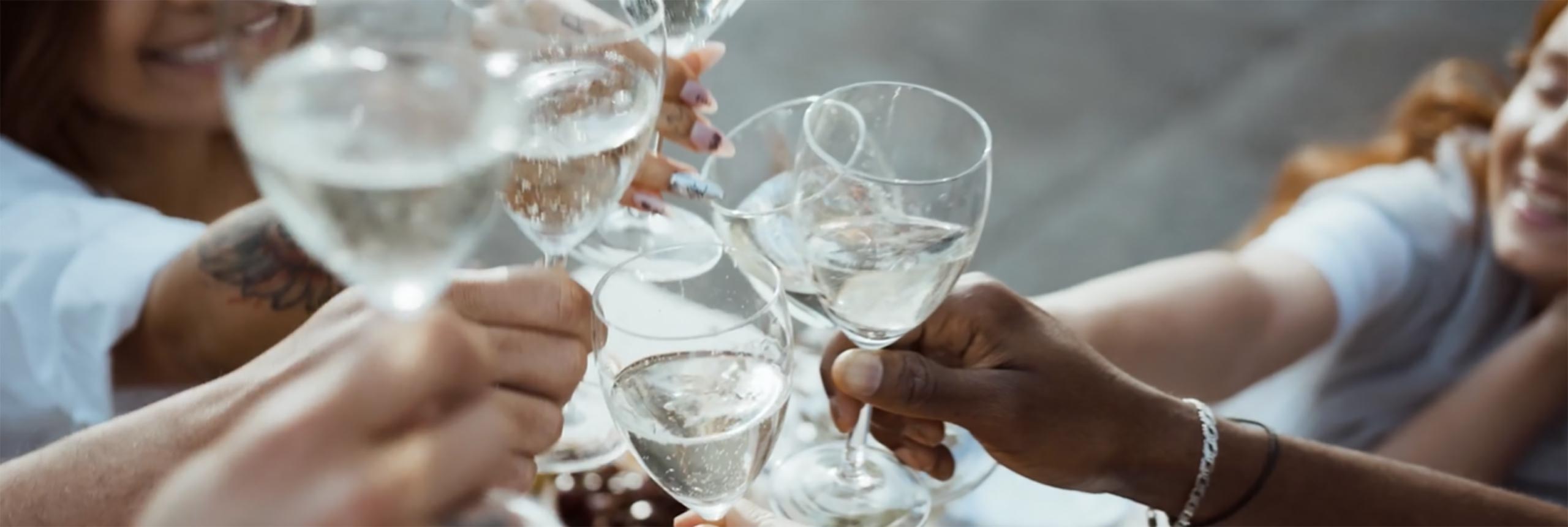 Mousserende vin i glas hvor der skåles