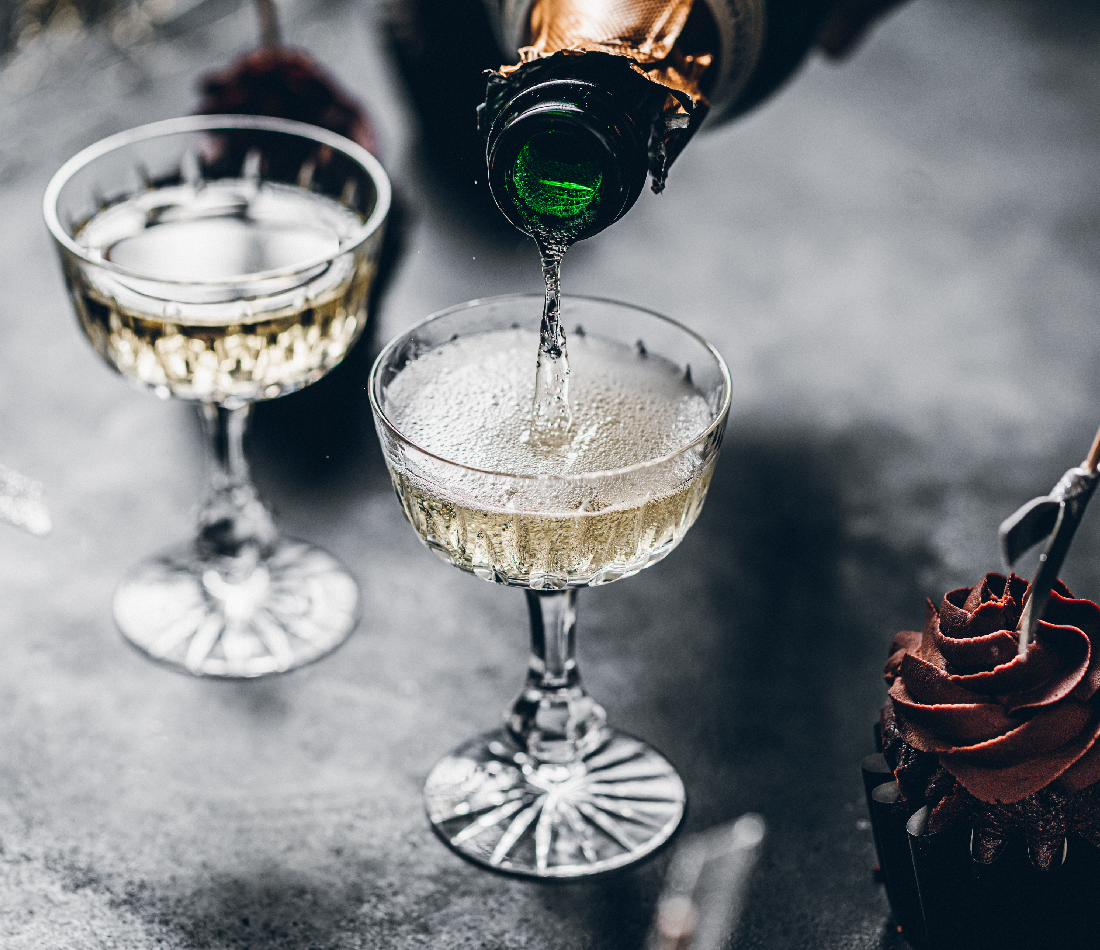 mousserende vin i to glas